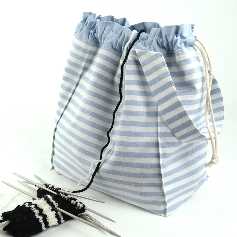 Økologisk strikkepose. 2 lag stof, indvendige lommer, snorelukning og bærestrop.